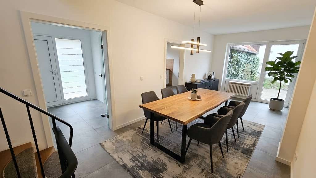 Immobilie in Grafrath - Sonnig und gemütlicher Familientraum, neuwertige EBK und Wärmepumpe, zauberhafter Garten zum Relaxen - Bild 2