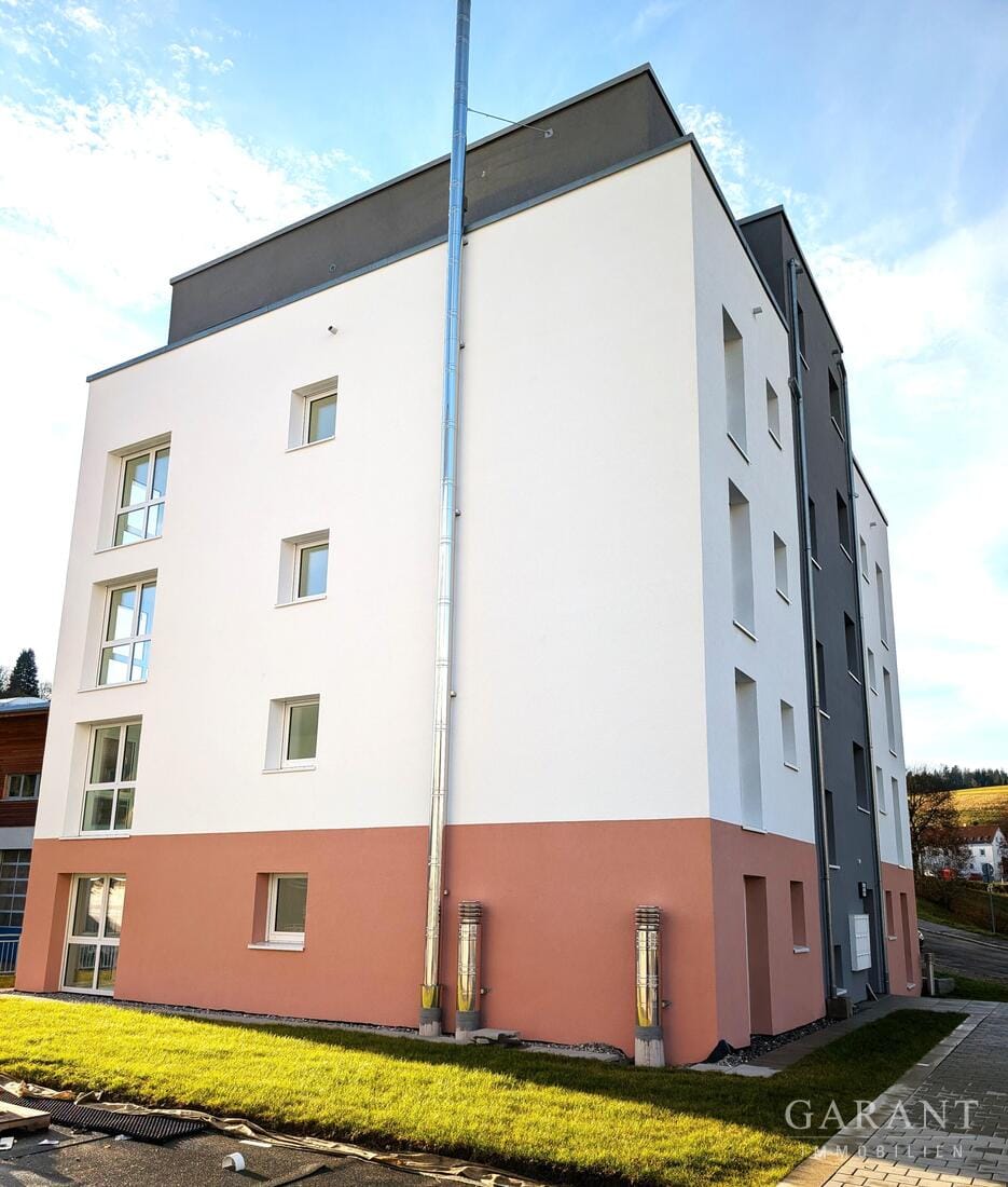Immobilie in Furtwangen im Schwarzwald - Exklusive 1 Zimmer-Neubau-EG-Whg. in Toplage von Furtwangen - energieeffizient, modern, erstklassig! - Bild 2