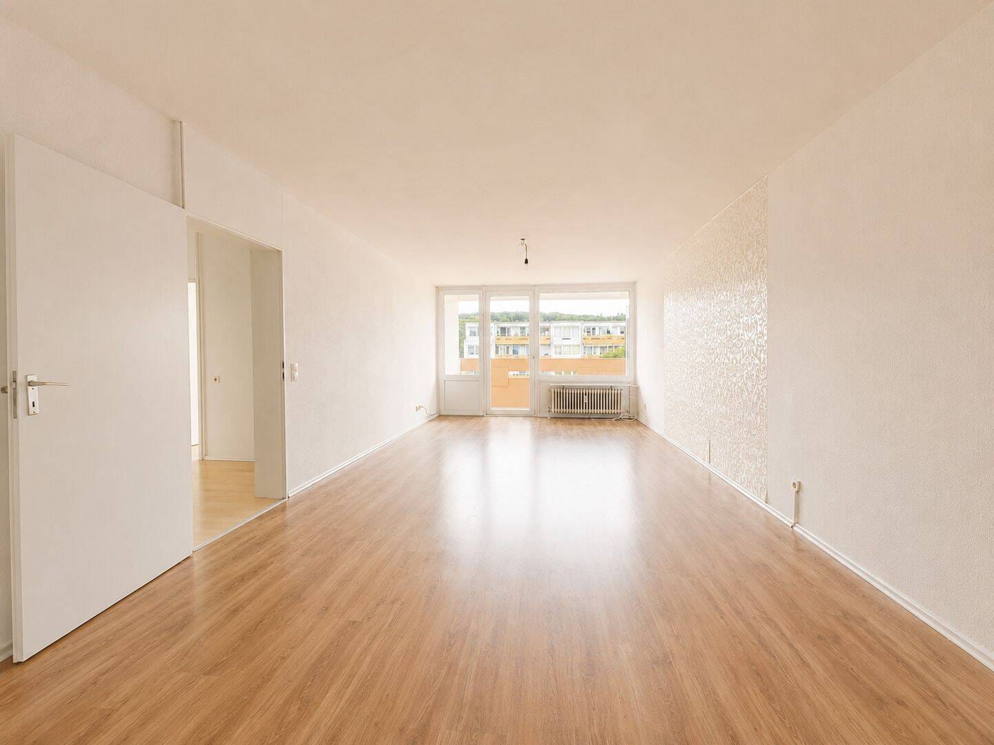 Immobilie in Taunusstein - Wohnen über den Dächern von Taunusstein - Lichtdurchflutete 4 Zimmer mit Balkon - Bild 0