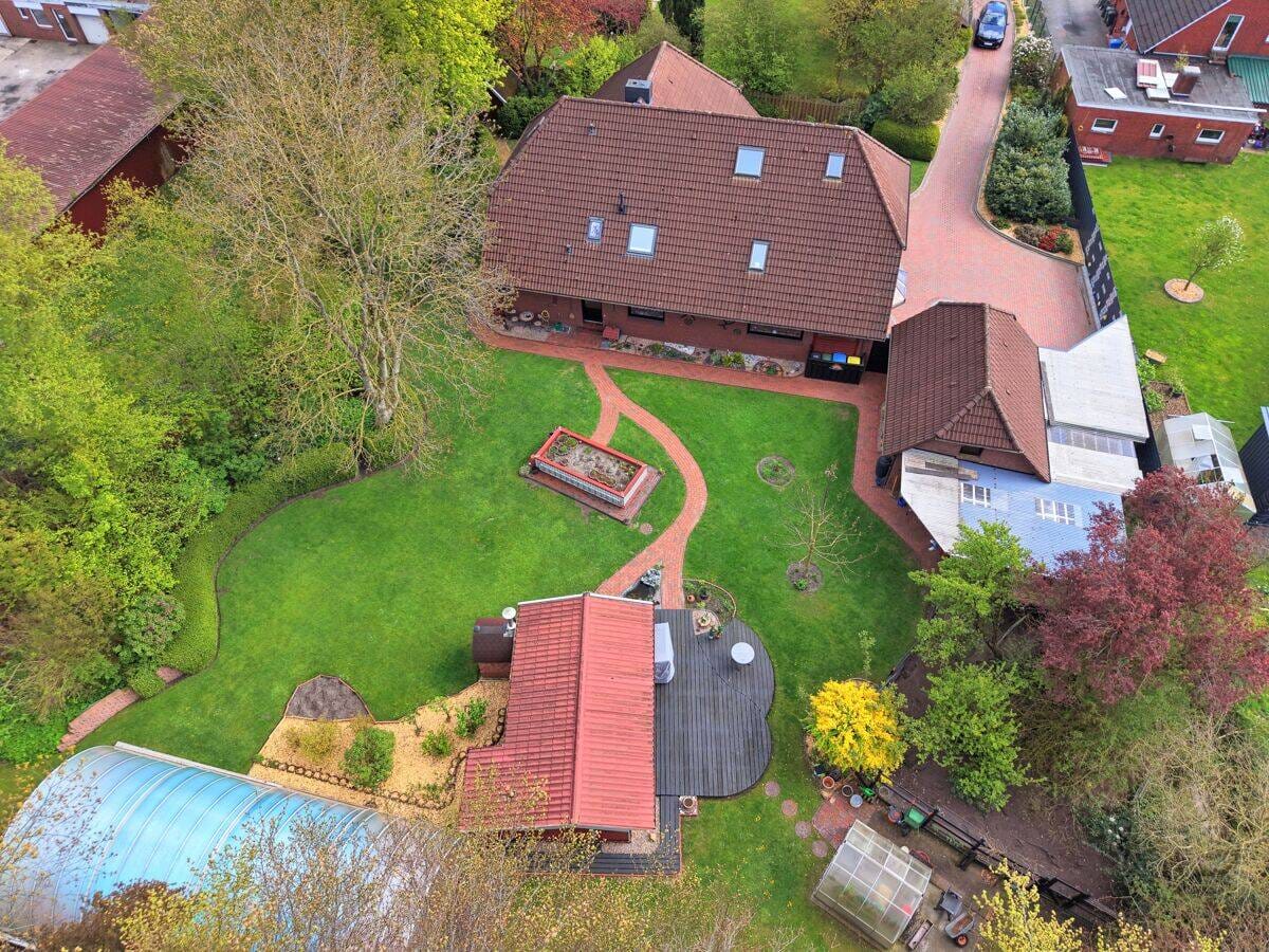 Immobilie in Großefehn - Traumhaftes Wohnen in zweiter Reihe: Besonderes  Einfamilienhaus mit Pool und eigenem Waldstück - Bild 1