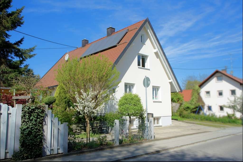 Immobilie in Langerringen - Kernsaniertes Einfamilienhaus mit wunderschönem Garten in Langerringen - Bild 0