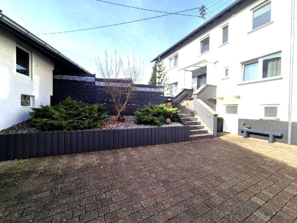 Immobilie in Katzweiler - Wohnen für zwei Generationen: Poolbereich mit Außenbar & barrierefreiem EG - Bild 0