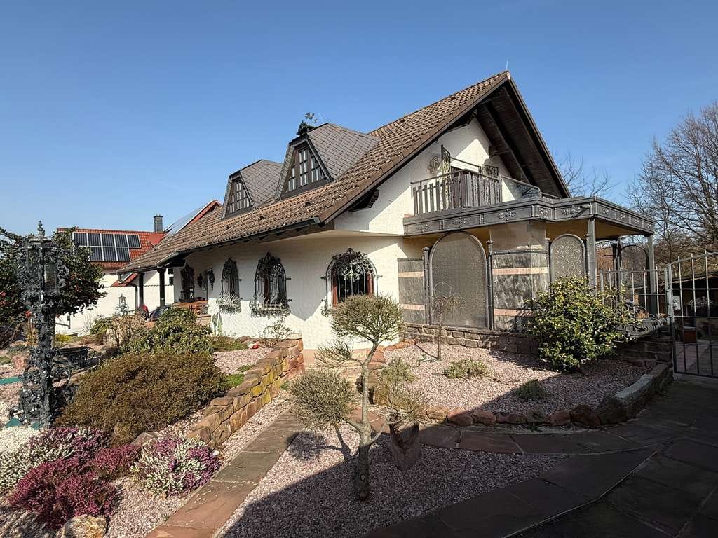 Immobilie in Alzenau - **Geräumiges Einfamilienwohnhaus mit Einliegerwohnung in bevorzugter ruhiger Feldrandlage** - Bild 1
