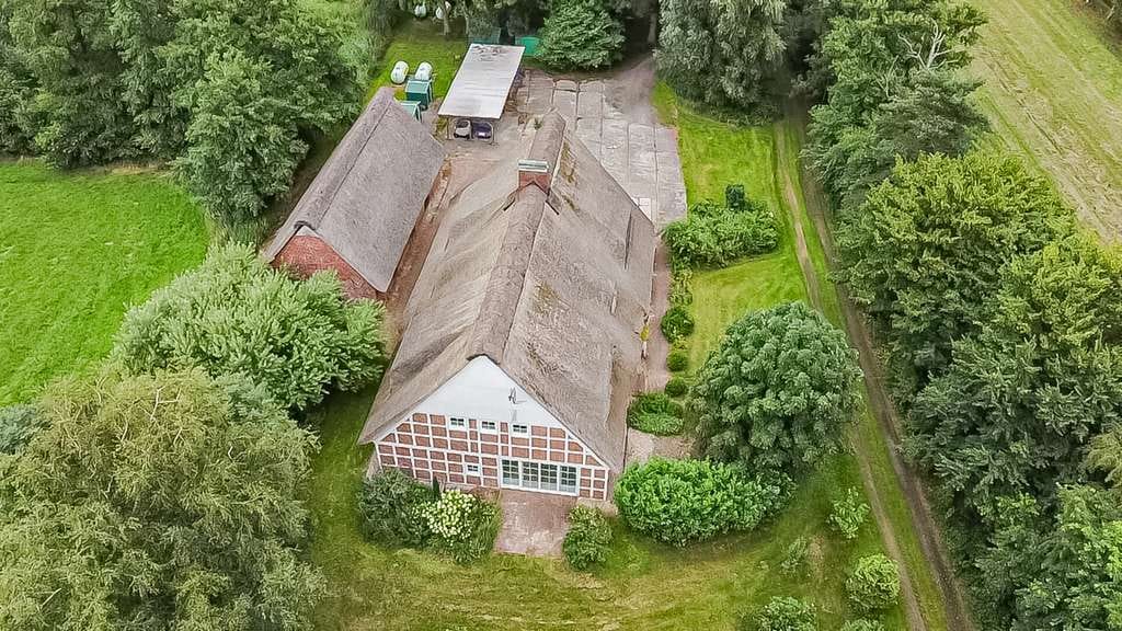 Immobilie in Hemmoor - Historisches Reetdach-Haus mit 4 Einheiten und ca. 6,71 % Rendite - Bild 1
