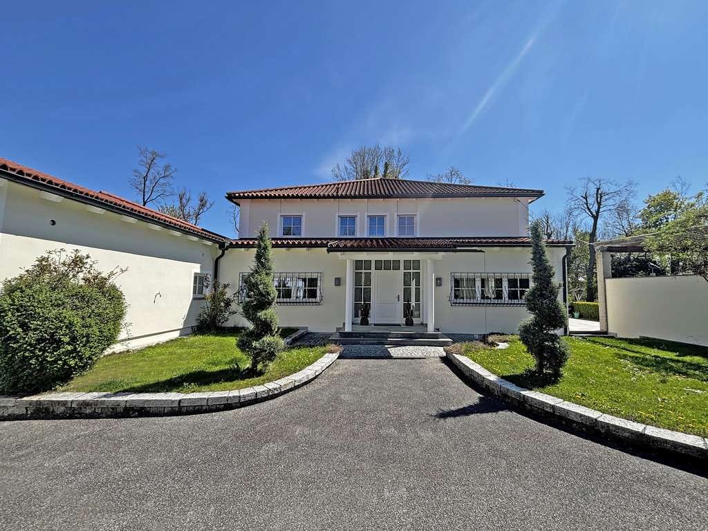 Immobilie in Wang - Unwiederbringliches Naturjuwel an der Amper: Repräsentative Luxusvilla in absolut geschützter Allein - Bild 0