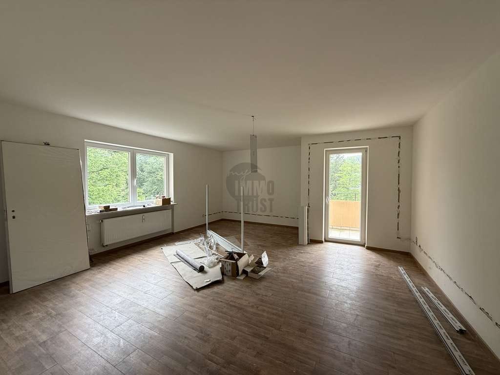 Immobilie in Bad Herrenalb - CHARMANTE WOHNUNG MIT GEPLANTER KERNSANIERUNG, BALKON, STELLPLATZ & AUFZUG! - Bild 0