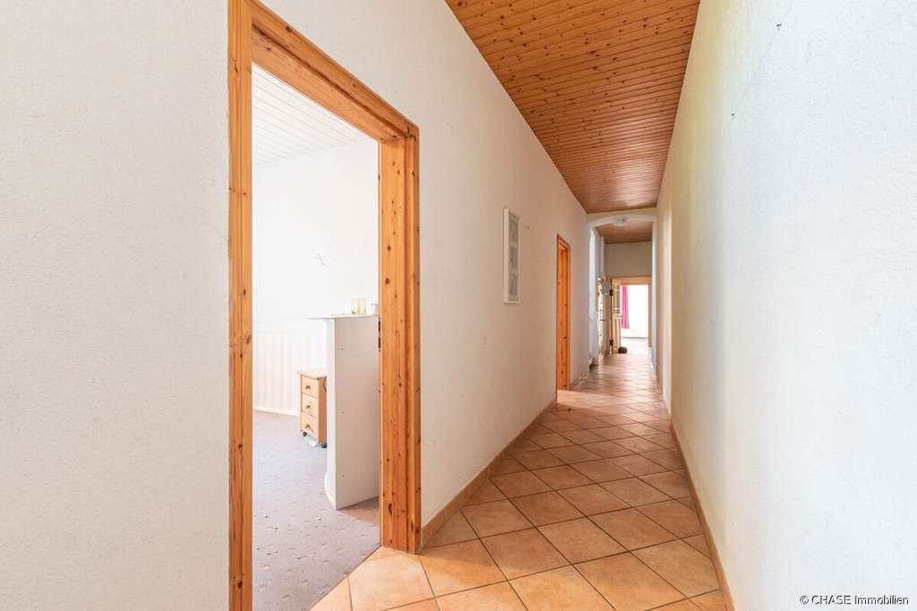 Immobilie in Aerzen - Teilsaniertes Einfamilienhaus mit Garten und ELW - Einzigartiges Wohnen an der Kirche, Groß Berkel! - Bild 2