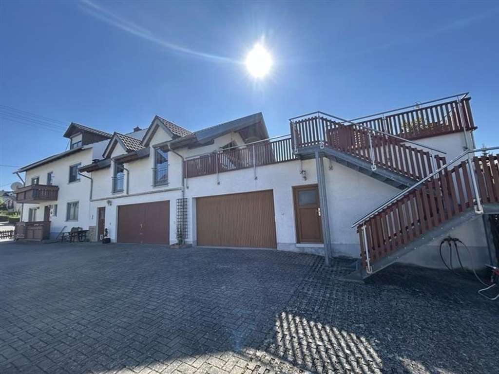 Immobilie in Holzheim - Modernes Wohnen für zwei Parteien – Haus mit großem Grundstück und mehreren Garagen - Bild 2