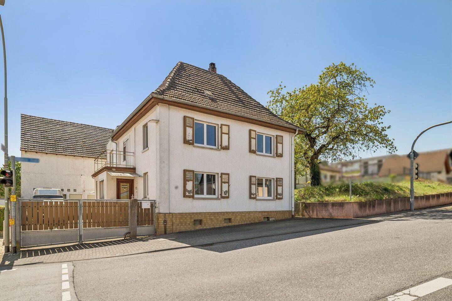 Immobilie in Wölfersheim - Ideal für Familien - Großzügiges Einfamilienhaus mit Nebengebäude auf großem Grundstück - Bild 2