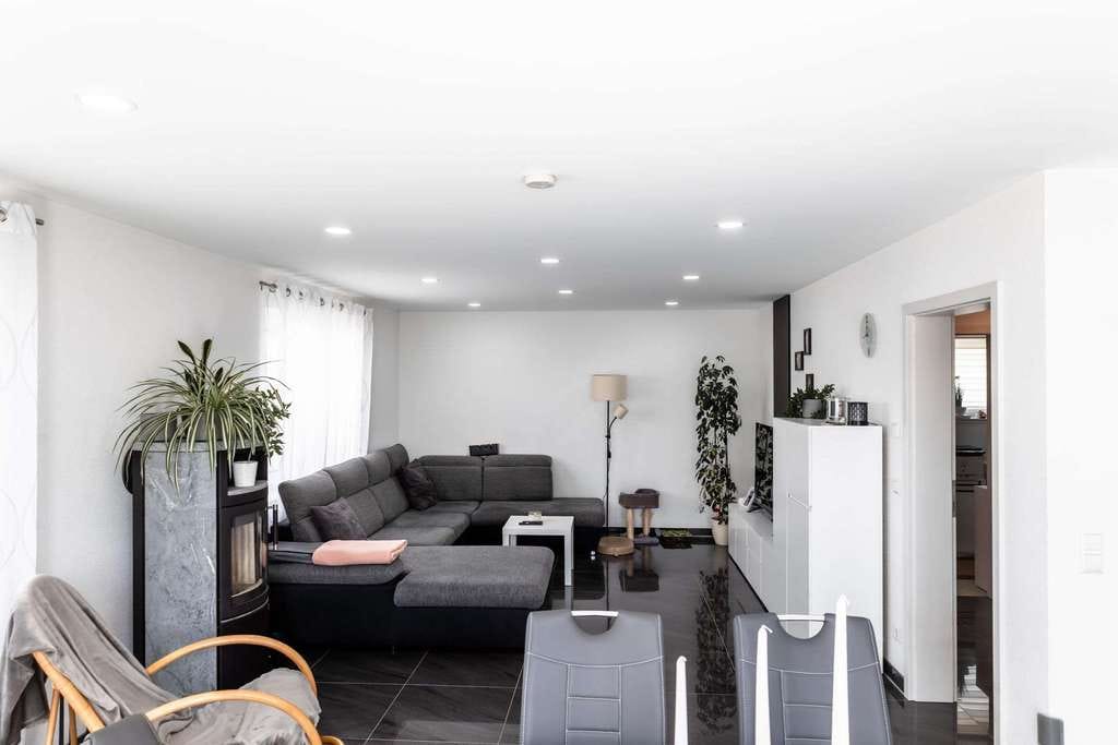 Immobilie in Neubulach - Einfamilienhaus Baujahr 2019 | A+ Energieeffizienz | Terrasse | Garten | Doppelcarport - Bild 2