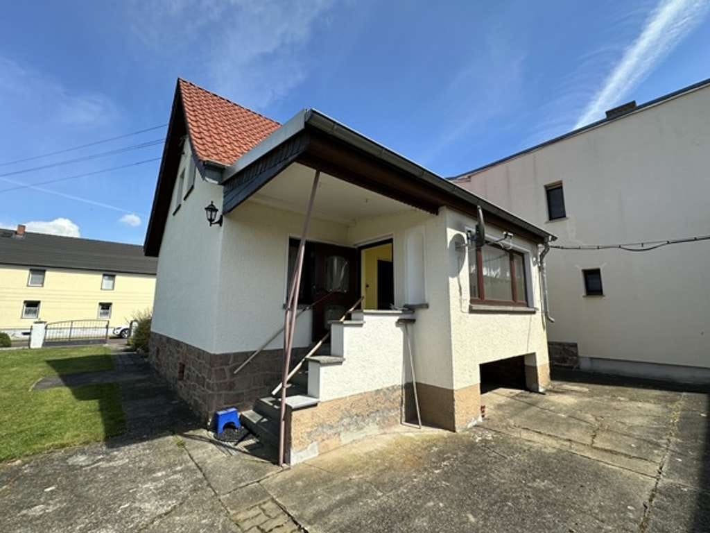 Immobilie in Könnern - Haus mit 1.666 m² Grundstück & Ausbaupotenzial in ruhiger Lage - Bild 1