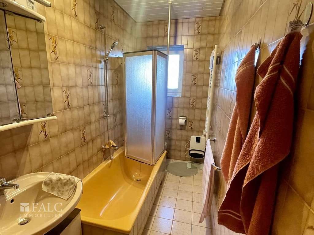 Immobilie in Mandelbachtal - Zweifamilienhaus mit Halle, Werkstatt und Garagen - Bild 4