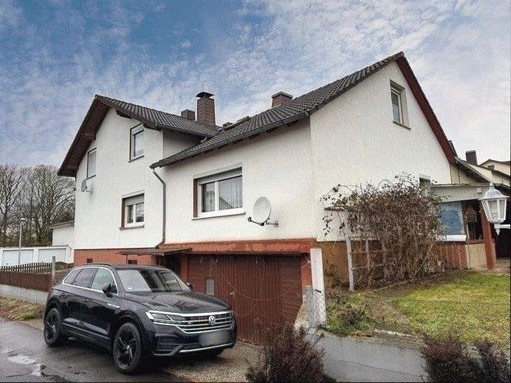 Immobilie in Schenklengsfeld - Zweifamilienhaus mit Garage im sonnigen Schenklengsfeld - Bild 1