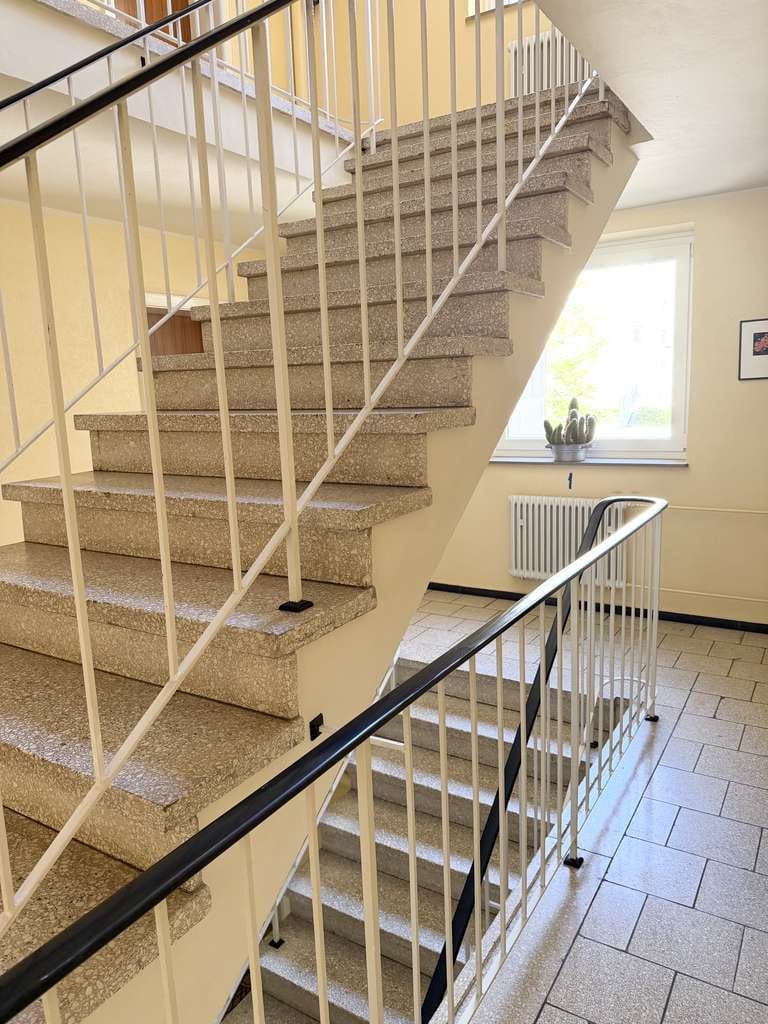 Immobilie in Rendsburg - Sonnige, renovierte 2-Zimmer-Wohnung mit tollem Balkon mit Fahrstuhl und Blick ins Grüne! - Bild 2