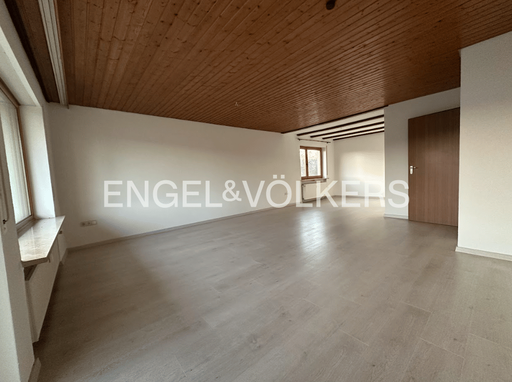 Immobilie in Heideck - Renoviertes Ein-Zweifamilienhaus mit Bauplatz - Bild 2