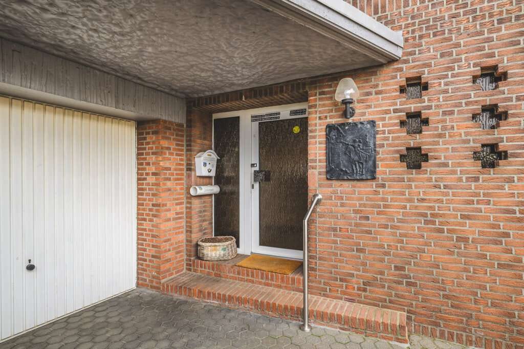 Immobilie in Herzogenrath - Freistehendes 3-Familienhaus mit 2 Garagen und außergewöhnlich großem Grundstück - Bild 1