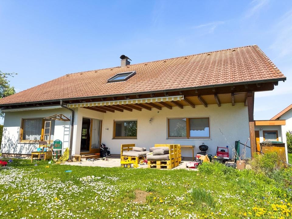 Immobilie in Gomaringen - Zweifamilienhaus mit großem Grundstück und soliden Mieteinnahmen in Gomaringen! - Bild 0