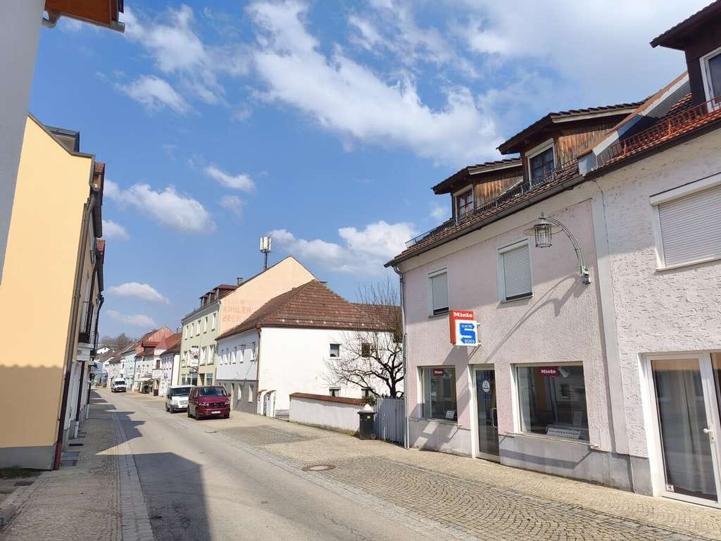 Immobilie in Hengersberg - Hengersberg Zentrum: Wohn- u. Geschäftshaus m. 640 m2 Grundstück - evtl. weitere Bebauung möglich! - Bild 1
