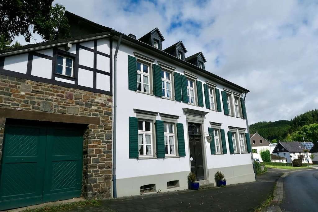 Immobilie in Hellenthal - Historisches Gebäudenesemble Hofanlage mit Herrenhaus insgesamt 3 Häuser 480m² WFL+ - Bild 0