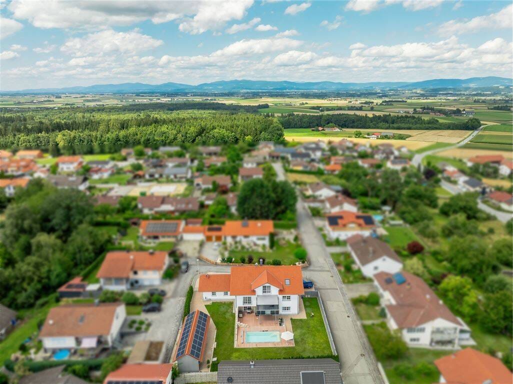 Immobilie in Künzing - Barrierefreies Traumhaus mit Einliegerwohnung und Pool in Forsthart bei Künzing - Bild 1