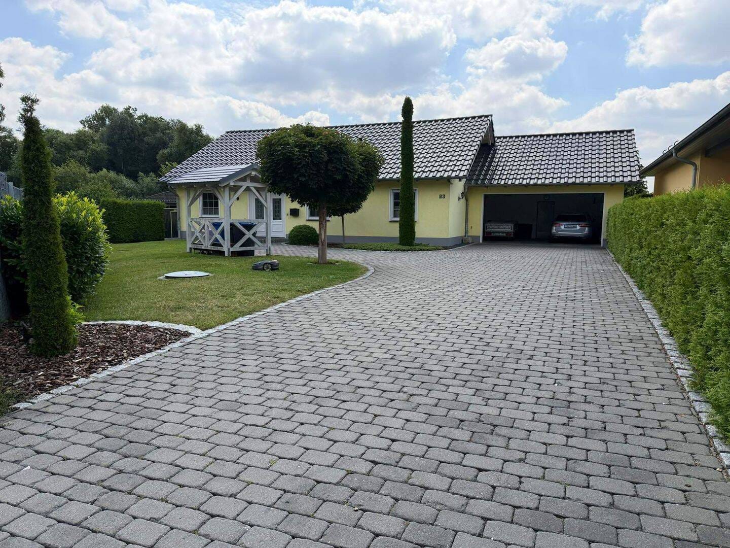 Immobilie in Oschatz - Traumhaftes Wohnen auf einer Ebene - Stilvoller Winkelbungalow mit Doppelgarage auf großzügigem Sonnengrundstück - Bild 1