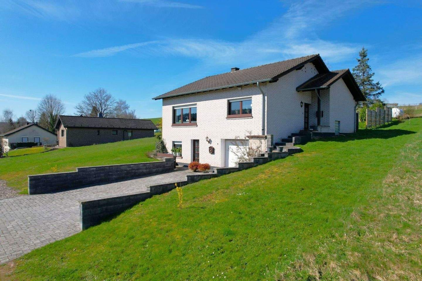 Immobilie in Kopp - Ruhig gelegenes, freistehendes Einfamilienhaus + 2 zusätzliche Baugrundstücke, mit überdachter Terrasse, Garage und herrlicher Aussicht in Kopp - Bild 2