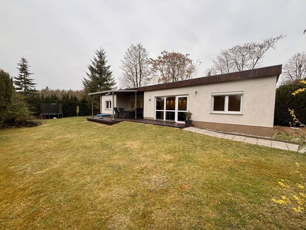 Immobilie in Krakow am See - Ferienbungalow: modern, kernsaniert, mit Kamin, Fußbodenheizung & großem Grundstück - Bild 0
