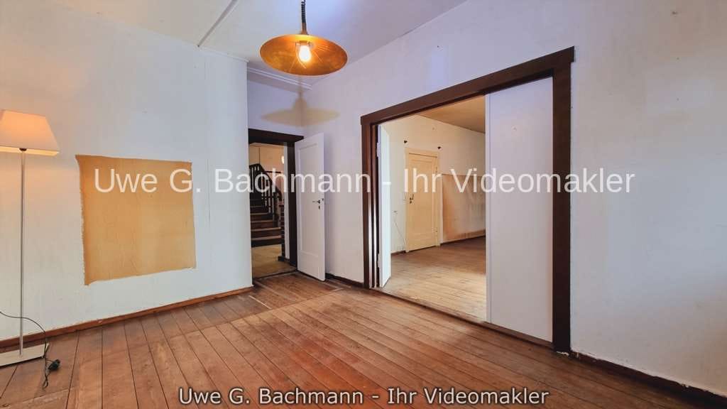 Immobilie in Zeuthen - Zeuthen: Großes Einfamilienhaus mit Charme zum Kernsanieren auf ca. 1.329 m² großen Grundstück - Bild 4