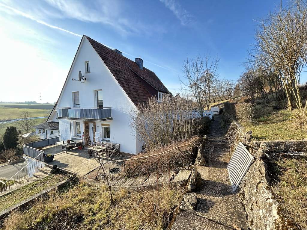 Immobilie in Marsberg - Zweifamilienhaus mit solider Substanz, Garten und Entwicklungspotenzial in Marsberg-Leitmar - Bild 2