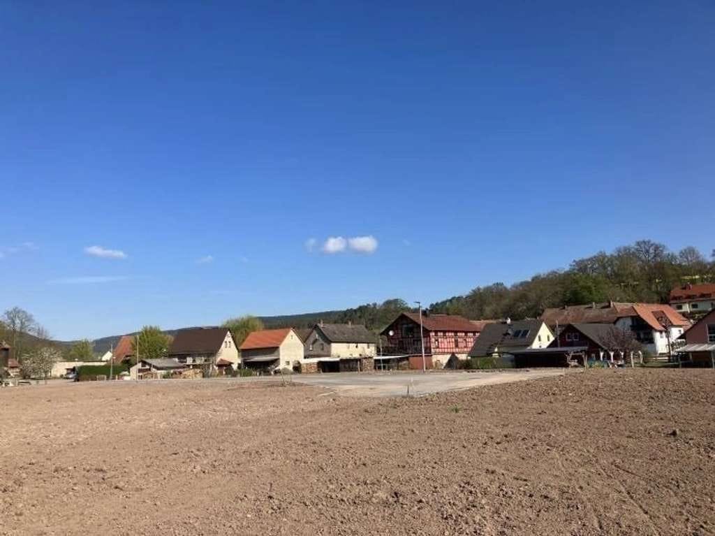 Immobilie in Bibra - Klassisches Familienhaus auf dem Lande mit guter Anbindung zur Stadt - Bild 0