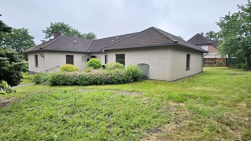 Immobilie in Rhade - immo-schramm.de: Großzügiger H-Winkel-Walmdachbungalow mit Doppelgarage - Bild 1
