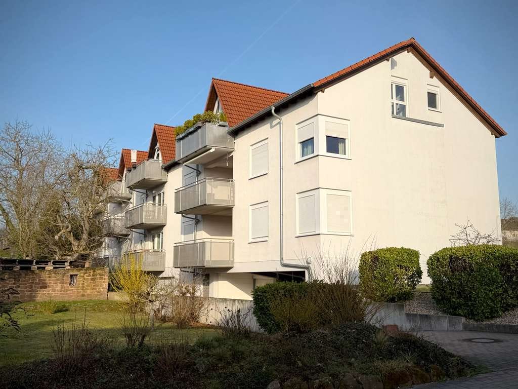 Immobilie in Mackenbach - Sehr gepflegte Dachgeschosswohnung mit 2 Tiefgaragenplätzen und Aufzug  - Bild 0