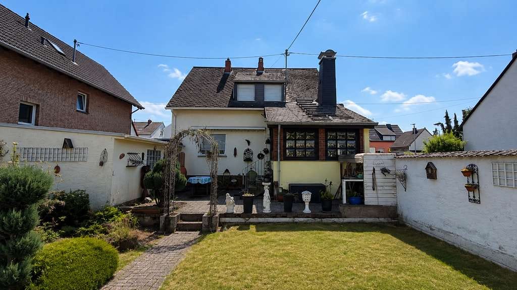 Immobilie in Kruft - Gepflegtes Einfamilienhaus mit Garage und sonnigem Garten in ruhiger Wohnlage - Bild 2