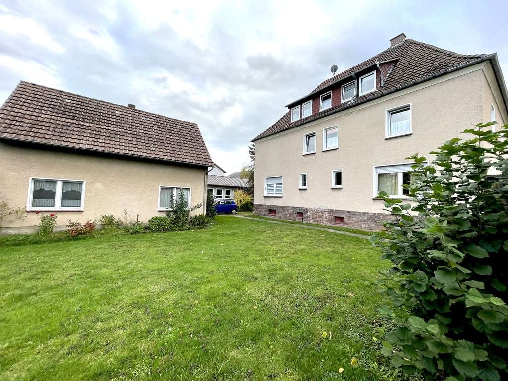 Immobilie in Beverungen - Zwei Wohnhäuser mit insgesamt vier Wohneinheiten auf einem Grundstück - Bild 1