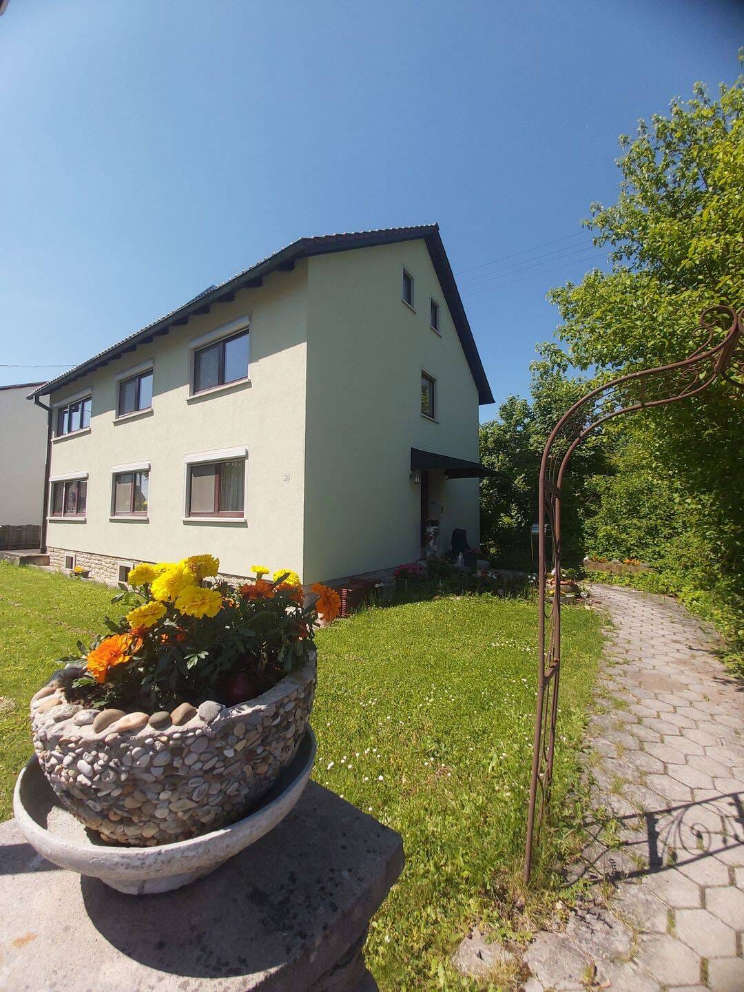 Immobilie in Stadtsteinach - Solide gebautes Zweifamilienwohnhaus am Fuße des Frankenwaldes in 95346 Stadtsteinach/Oberfranken - Bild 1