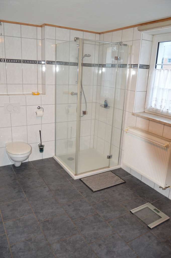 Immobilie in Rotenburg an der Fulda - Ein schönes 2-Familienhaus in bester Lage! Ideal für Familie mit Kindern! Pferdehaltung möglich! - Bild 3
