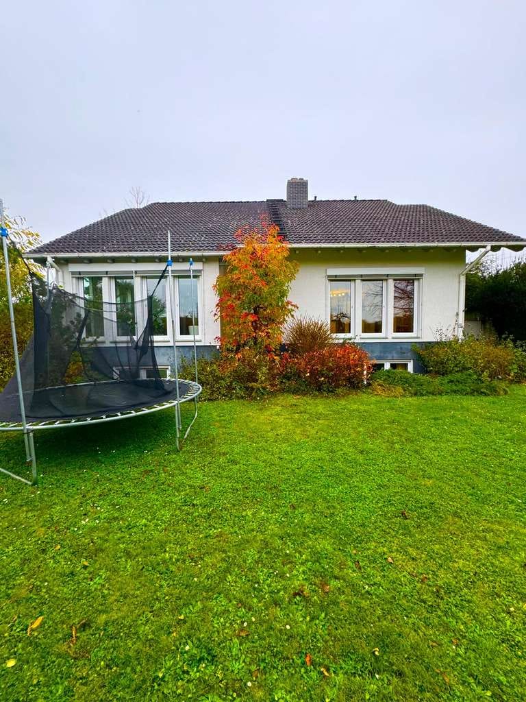 Immobilie in Flacht - Willkommen im Sonnenglanz! Lichtdurchflutetes Zuhause mit großzügigem Gartenparadies - Bild 1