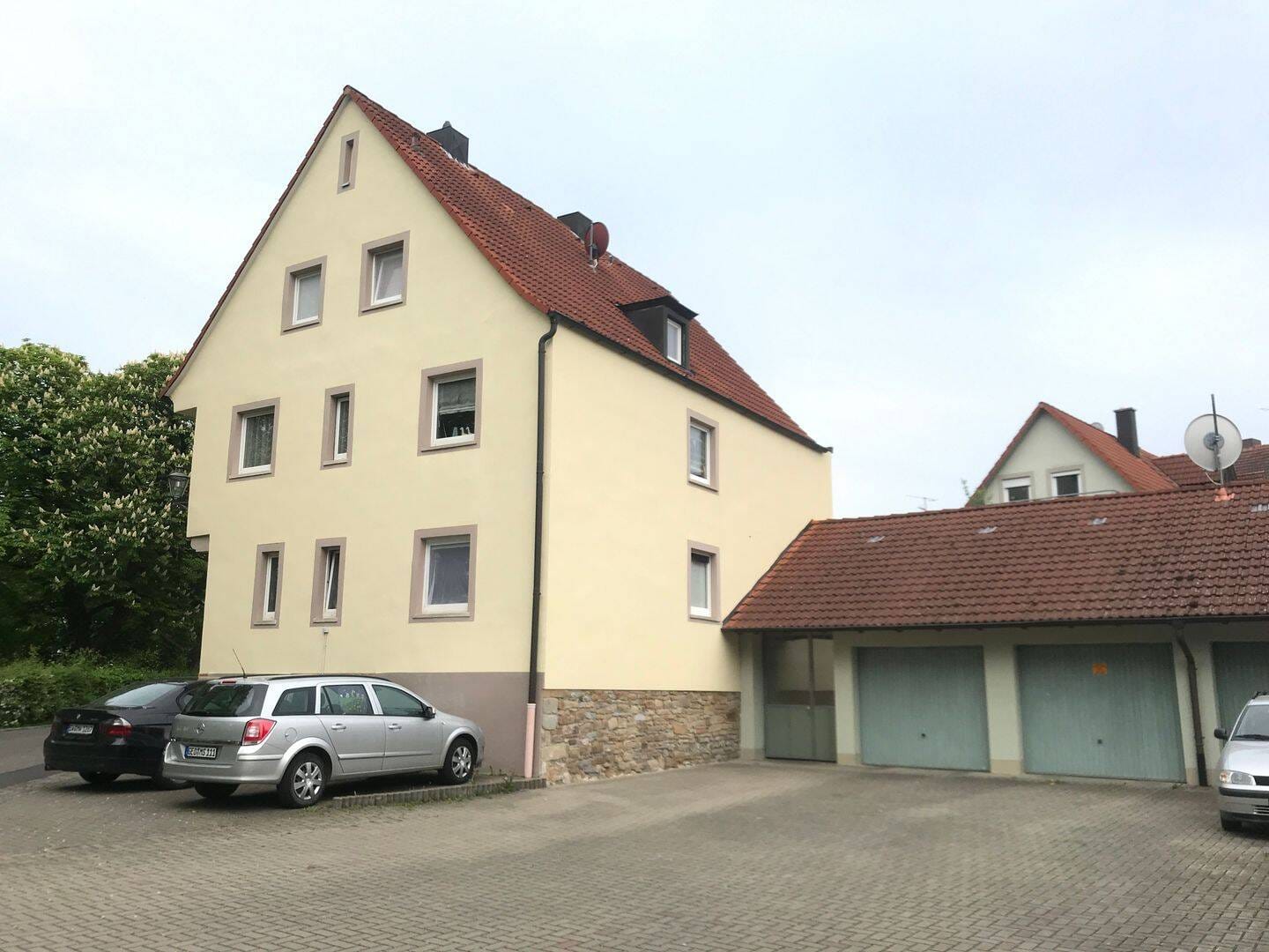 Immobilie in Gerolzhofen - Solides 3-Familienhaus am Stadtrand - Bild 1