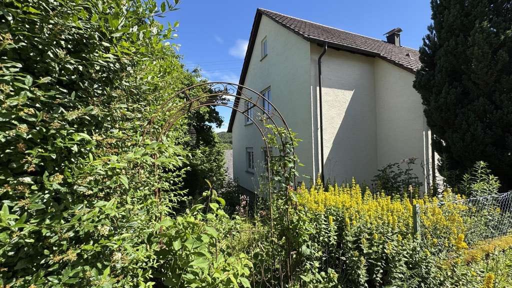 Immobilie in Winnenden - Charmantes Zweifamilienhaus in ruhiger Wohnlage von Winnenden - Bild 1