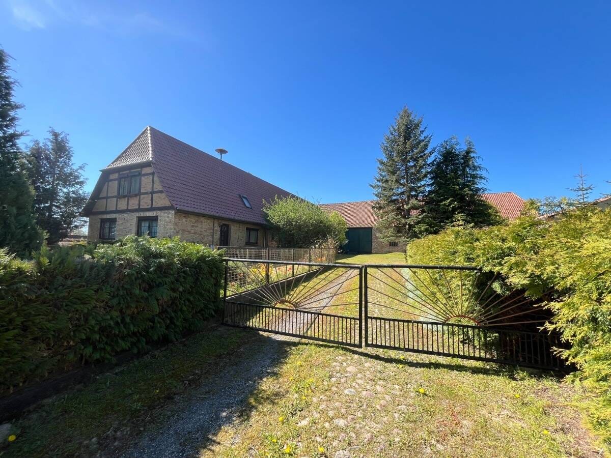 Immobilie in Sukow-Levitzow - Selten: Markantes Bauerngehöft mit  ca. 35.000 m² Grundstück - vielseitig nutzbar..... - Bild 0