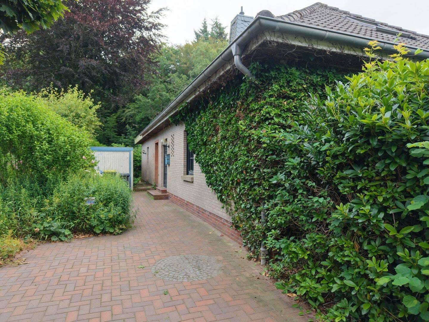Immobilie in Hage - Viel Platz in bester Wohnlage: Großzügiger Bungalow mit Option Einliegerwohnung und idyllischer Waldnähe - Bild 2