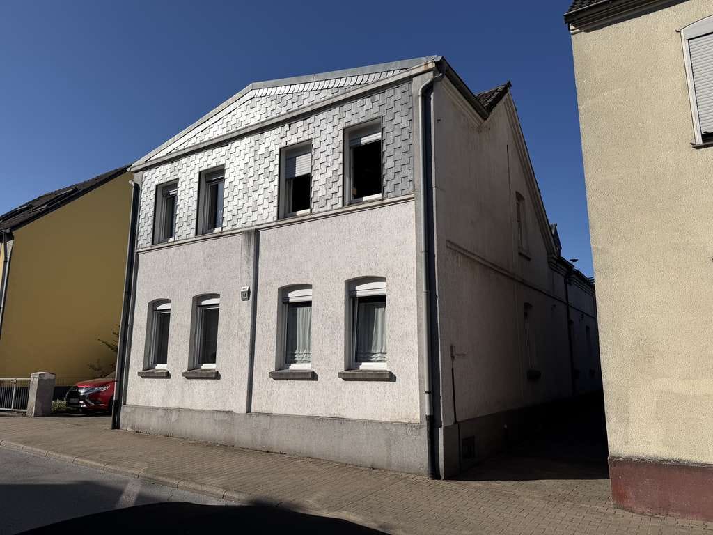 Immobilie in Gladbeck - Vielseitiges, freistehendes Dreifamilienhaus mit Werkstatt in zentraler Lage von Gladbeck - Bild 1