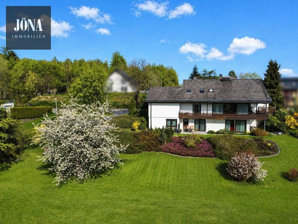 Immobilie in Grafengehaig - Einmaliger Weitblick & offene Architektur
Wohnhaus mit Doppelgarage und vollausgestatteter Einliege - Bild 0