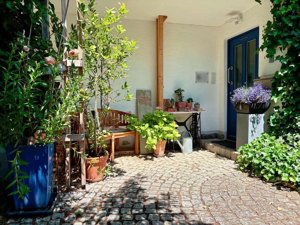 Immobilie in Bad Überkingen - Großzügiges Einfamilienhaus mit liebevoll angelegtem Garten und viel Platz für die Familie!  - Bild 1