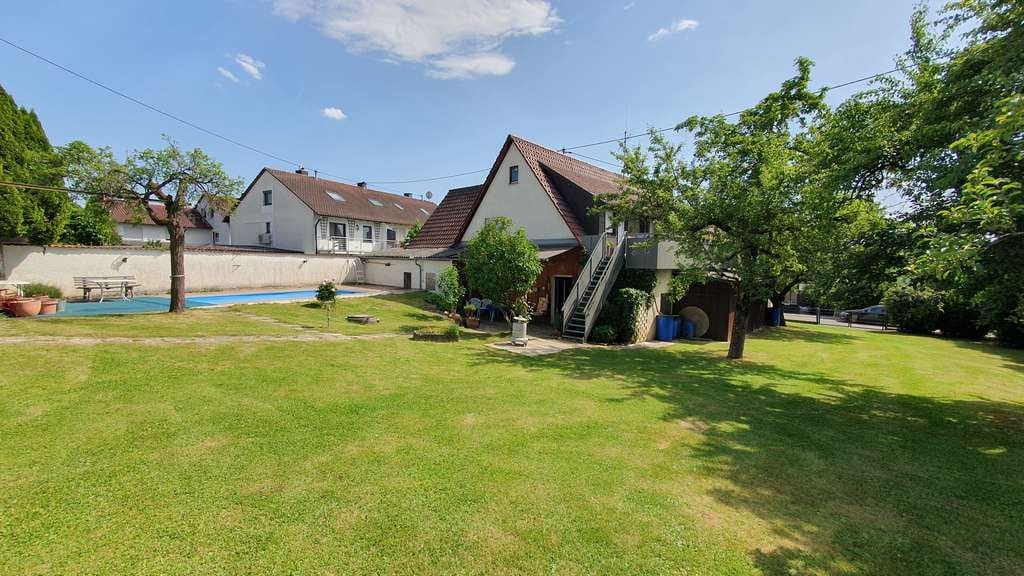Immobilie in Filderstadt - Viel Platz für Familie, Generationen & neue Ideen – Haus mit Pool in Harthausen - Bild 0