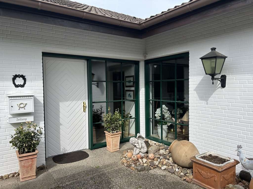 Immobilie in Warendorf - Großzügiger, modern geschnittener Eckbungalow mit Kamin, gepflegtem Garten & Garagen, beste Wohnlage - Bild 1