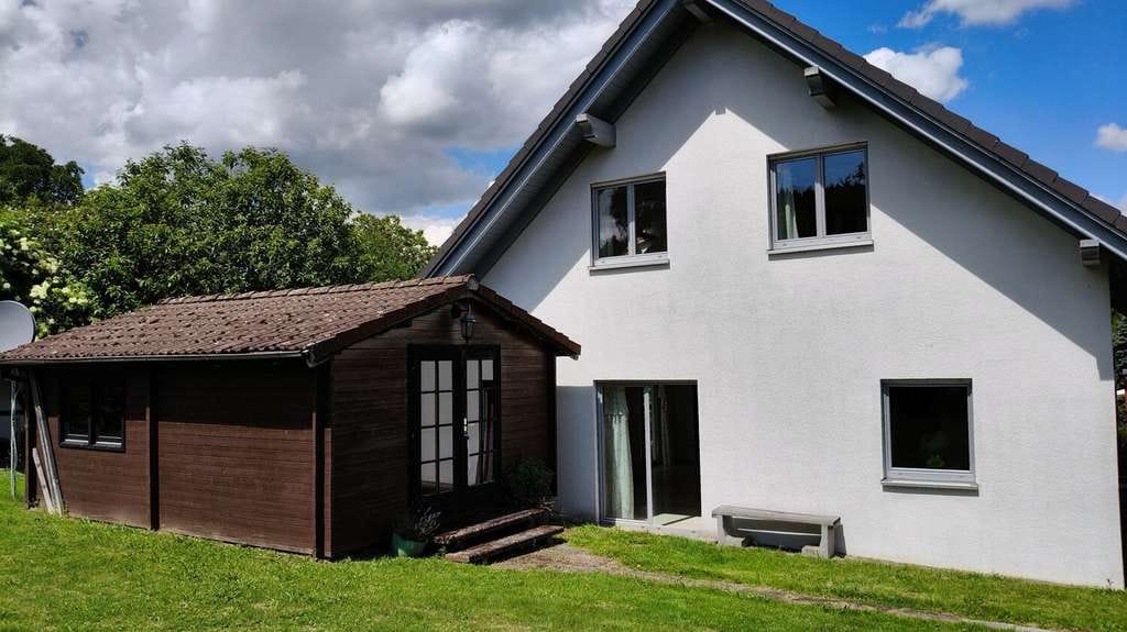 Immobilie in Lüerdissen - Familienfreundliches Einfamilienhaus mit großer Küche, Gartenhütte und Doppelcarport in Oelkassen - Bild 1