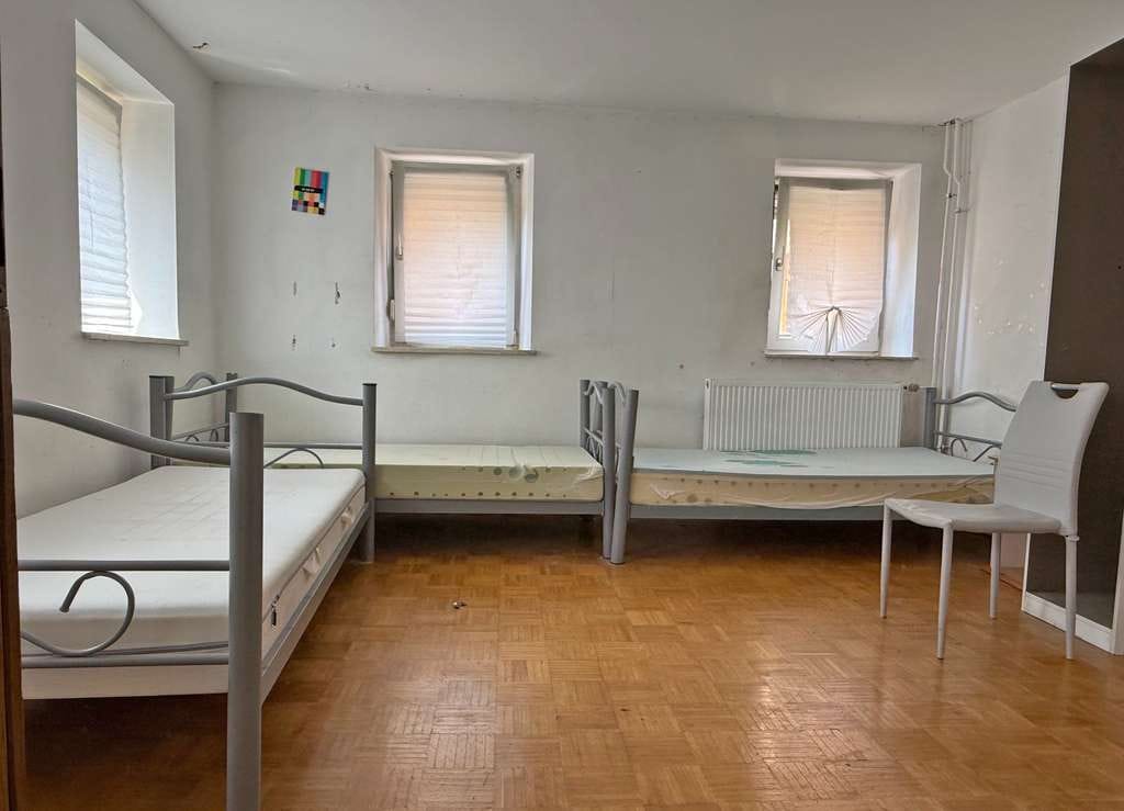 Immobilie in Hausen - Raum für Ideen: Renovierungsbedürftiges Einfamilienhaus mit Scheune und Garage - Bild 2