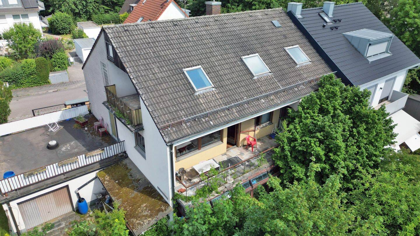 Immobilie in Nürnberg - Ruhig gelegenes Zweifamilienhaus mit Doppelgarage in Thon (sanierungsbedürftig) - Bild 1