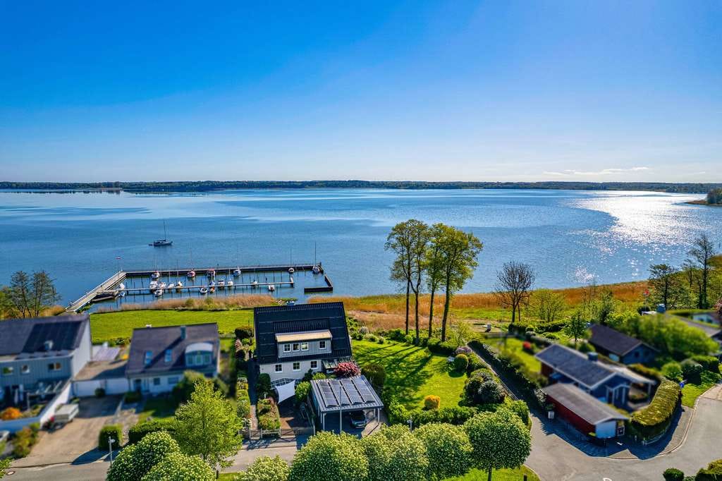 Immobilie in Borgwedel - Wohnen an der Schlei
Ein Haus zwischen Wasser, Landschaft und Horizont - Bild 0